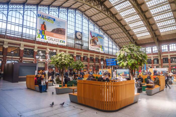 Hall de la Gare de Lille Flandres et sa gigantesque verrière portant la Campagne Calais XXL.