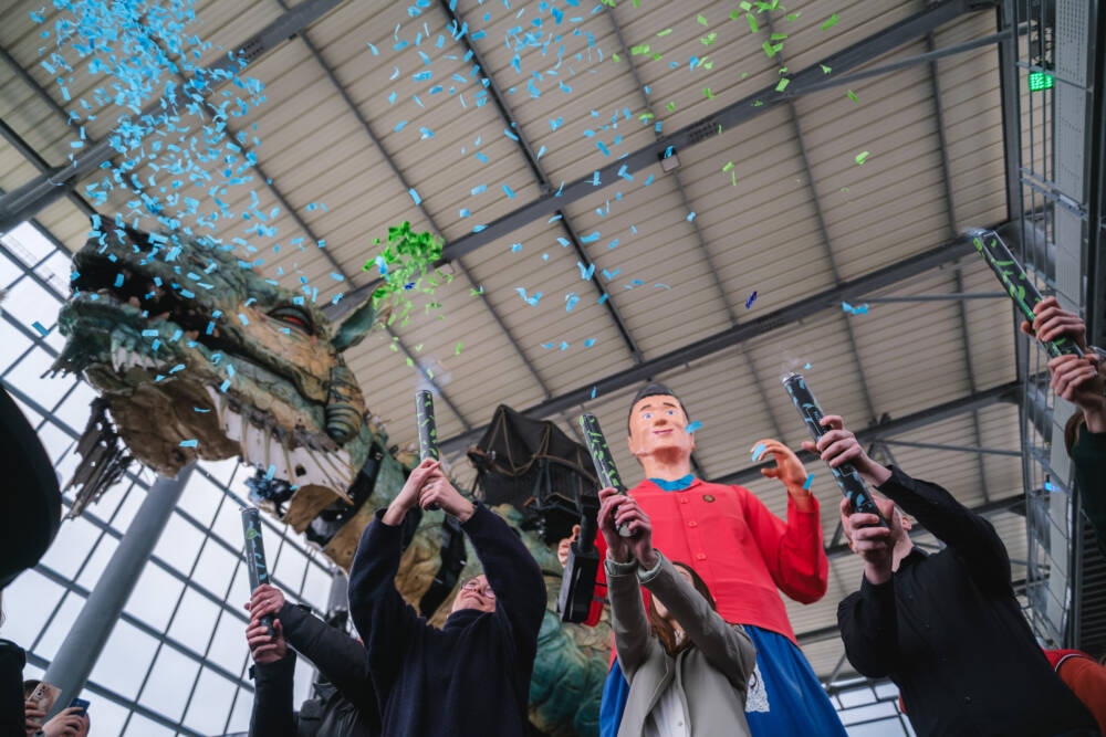 Konfetti, das anlässlich der Einführung von Calais XXL am Fuße des Calais-Drachen geworfen wurde.