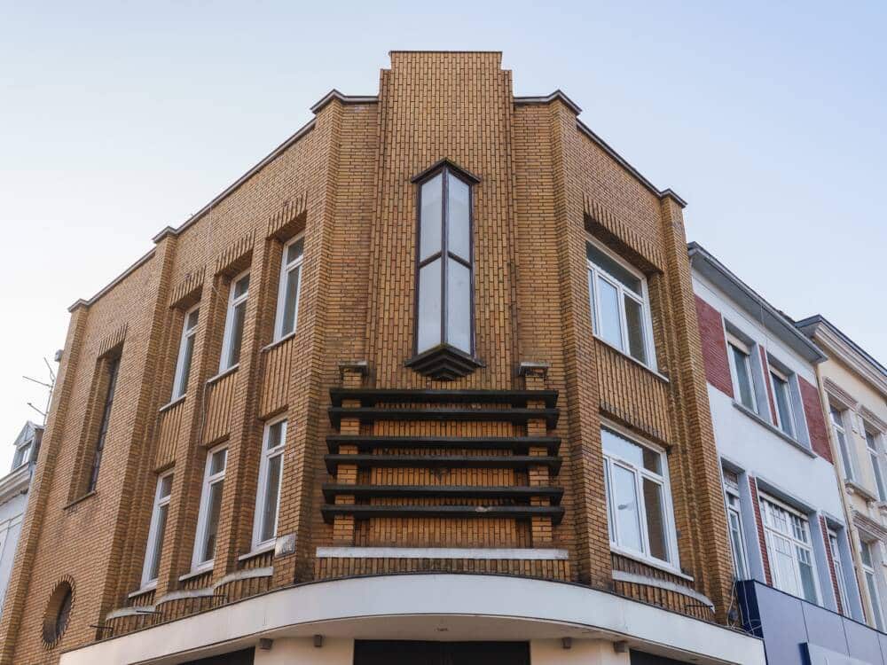 Cet immeuble impressionnant en briques oranges et très vitré était autrefois une pharmacie.