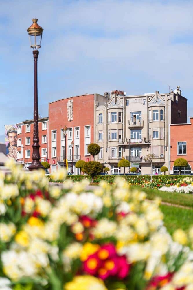 L'immeuble Renardier de style Art Déco est mis en avant dans le jardin fleuri de l'hôtel de ville de Calais.