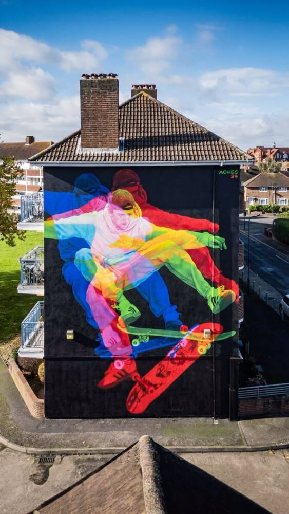 Skater sur une façade à Harlesden, Londres par Aches.