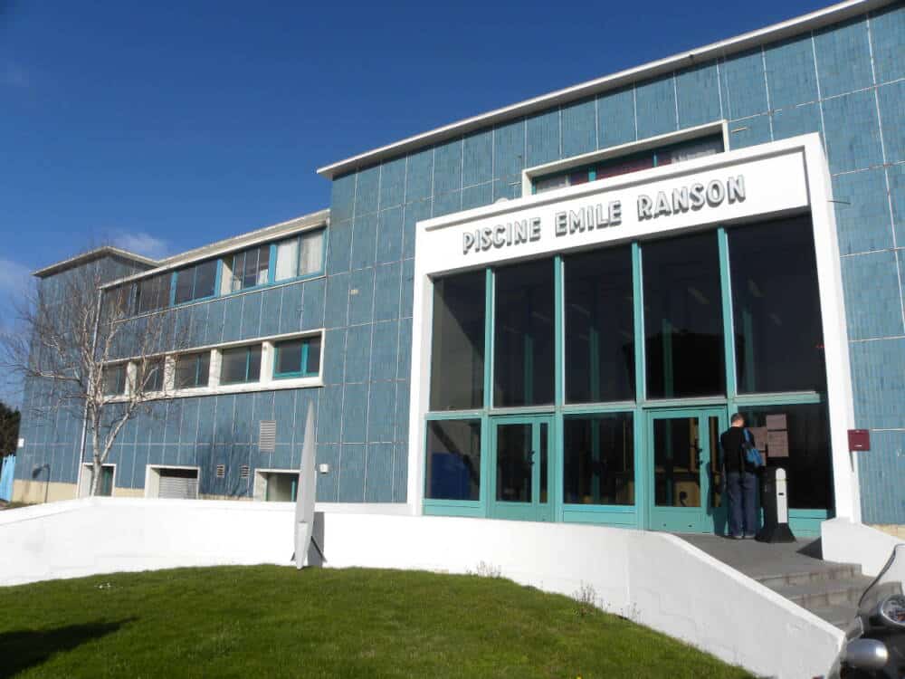Vue de la façade en brique bleue de la piscine Emile Ranson qui a obtenu le label Architecture Contemporaine Remarquable.