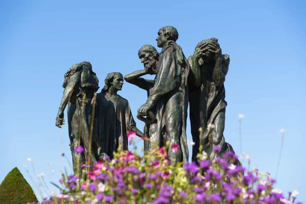Statue des Bourgeois de Calais par Rodin face à l'hôtel de ville
