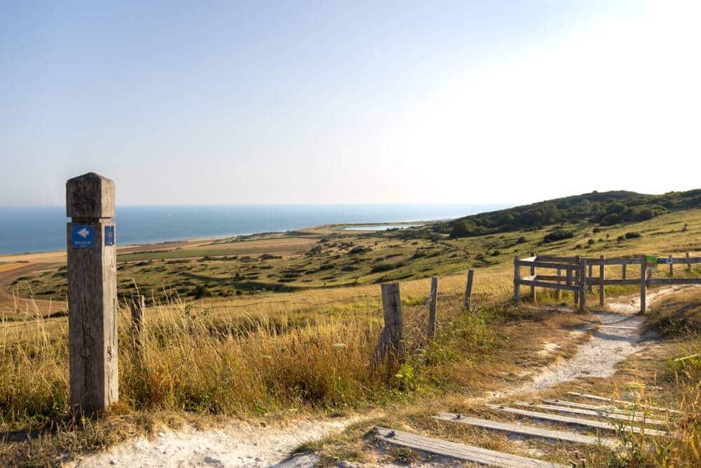 Panoramablick auf die sich kreuzenden Schleifen der Wanderwege von Cap Blanc-Nez
