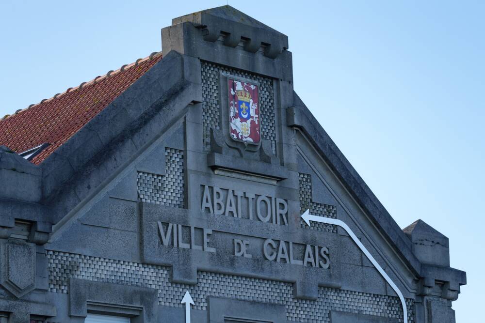 Vue avant de la façade du Channel, Scène Nationale à Calais. Vue avant de la façade du Channel, Scène Nationale à Calais arborant le blason de la ville et l'enseigne gravée des anciens abattoirs.