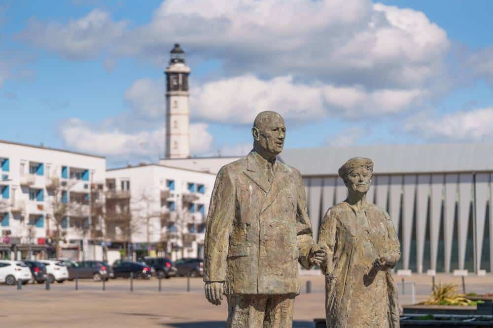 Statue de Charles et Yvonne De Gaulle Place d'Armes à Calais