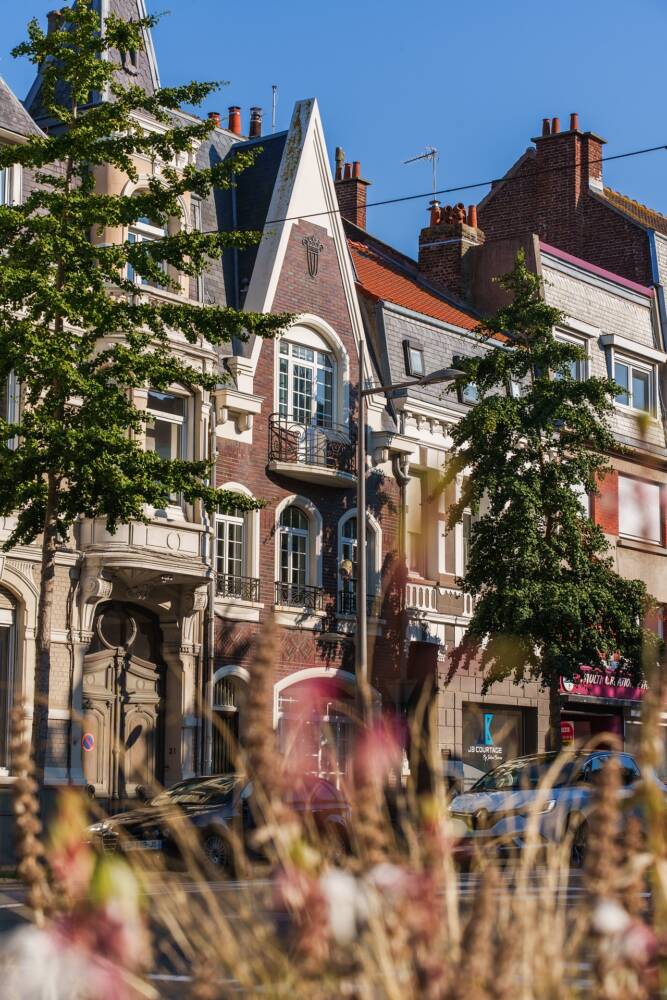Photo des façades ornementées typique du quartier marqué par le développement de la Dentelle de Calais.