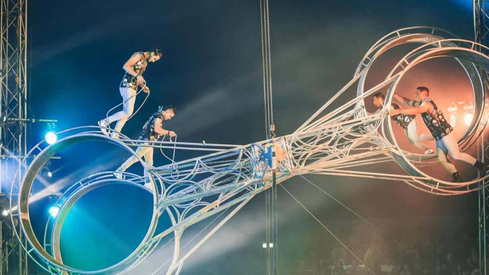Quatre artistes du cirque Calais Générosité font leur numéro sur la grande roue de la mort.
