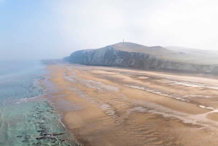 Vue aérienne du Cap Blanc Nez lors des exceptionnelles Grandes Marées. La mer se retire le plus loin en raison des forts coefficients.