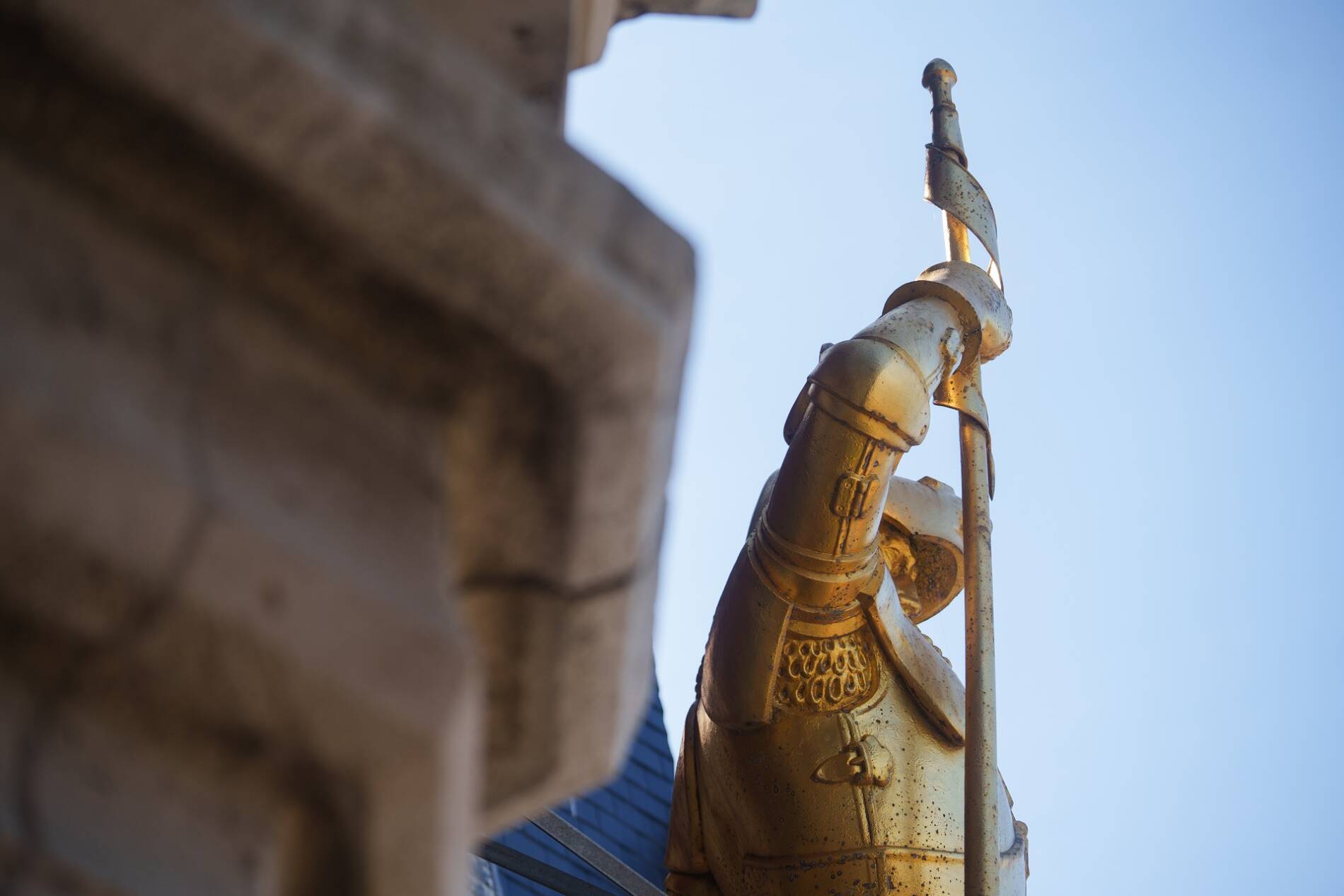 Statue du Duc de Guise située en haut du beffroi de l'Hôtel de ville de Calais.