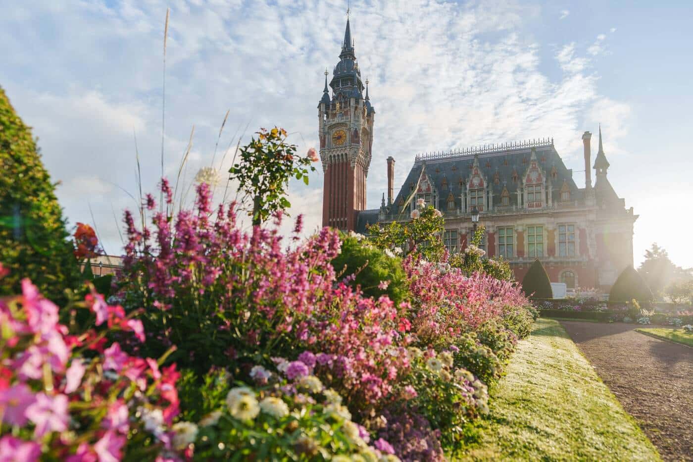 L'Hôtel de ville de Calais et son Beffroi L'Hôtel de ville de Calais et son Beffroi classé au patrimoine mondial UNESCO, vu depuis les jardins.