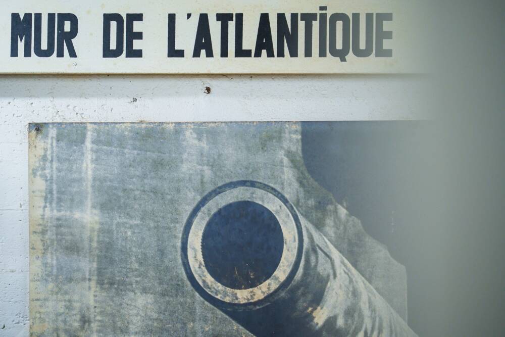 Affiche d'un canon présent sur le mur de l'Atlantique visible au Musée Mémoire 39/45 de Calais