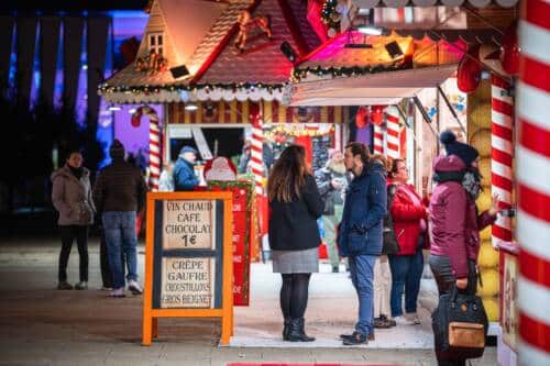 Vue des allées du Marché de Noël de Calais sur la Place d'Armes et ses chalets gourmands.