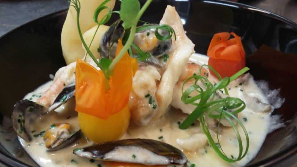 Présentation soignée d'un filet de sole à la courguinoise.