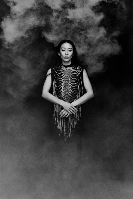 Portrait de l'artiste Yiqing-Yin en noir et blanc avec un effet de brouillard autour de l'artiste