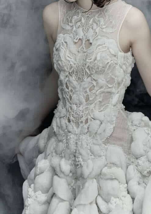 Écume, robe sculpture souple brodée de mousse de coton matelassée et sertie de gaze d’hôpital, perlages et points noeuds, sur une base d’organza de soie.