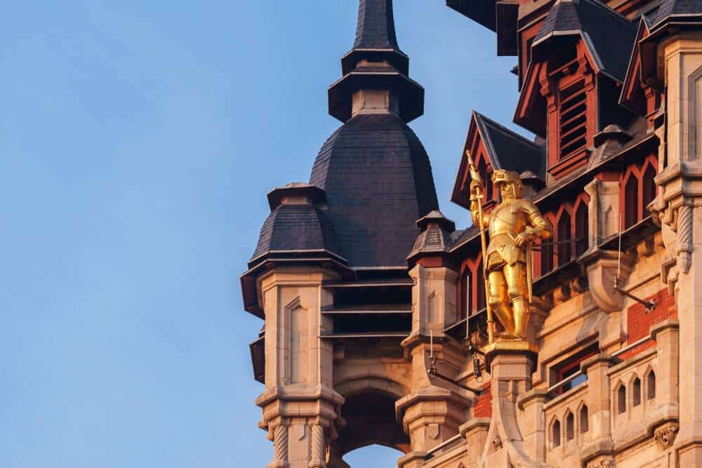 La statue dorée du Duc de Guise trônant au sommet du beffroi de l’Hôtel de Ville de Calais, rappelant la reconquête de la ville par la France en 1558.