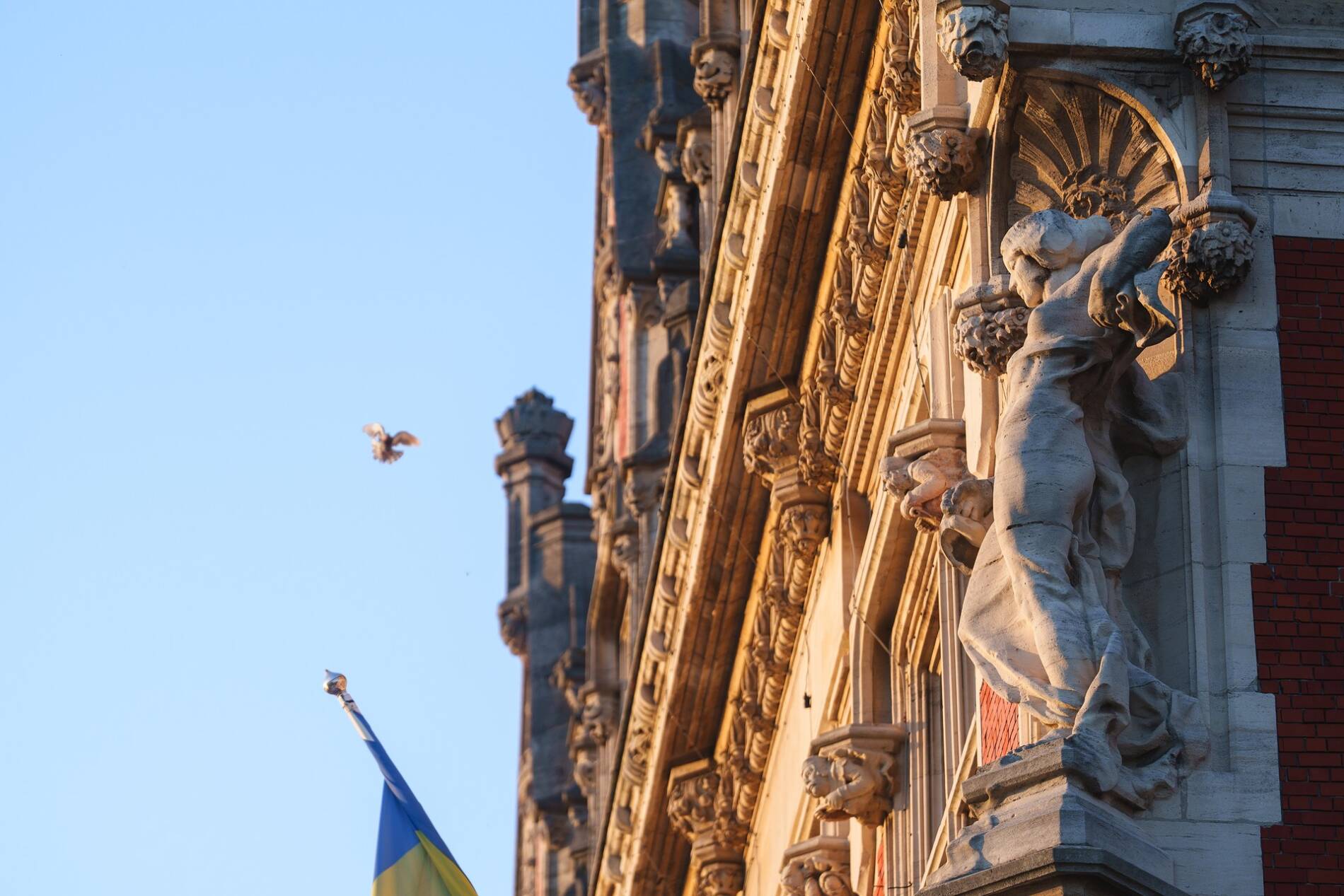 Statue de Dentellière en façade de l'Hôtel de Ville de Calais.