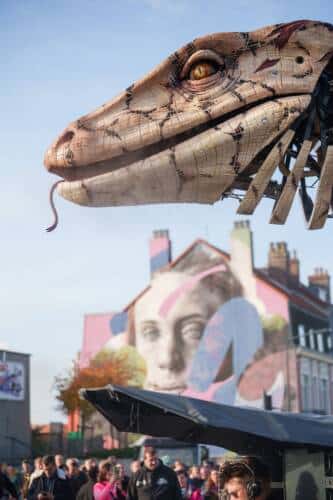 Le varan en excursion dans les quartiers, ici face aux œuvres de street art.