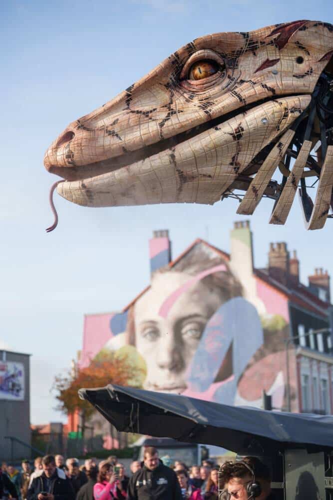 Le varan en excursion dans les quartiers, ici face aux œuvres de street art.