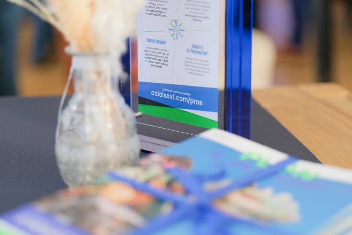 Vues de la décoration des tables de la soirée Ambassadeurs avec les instructions pour accéder à l'Espace Pros.