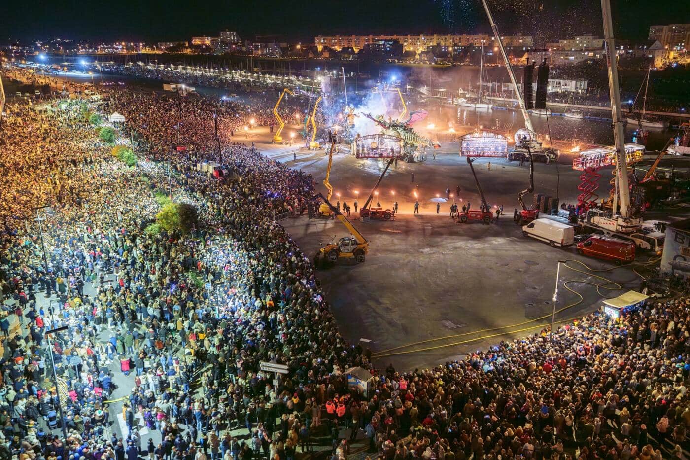 Le final du spectacle l'Odyssée du varan de Voyage réunissant 500 000 spectateurs