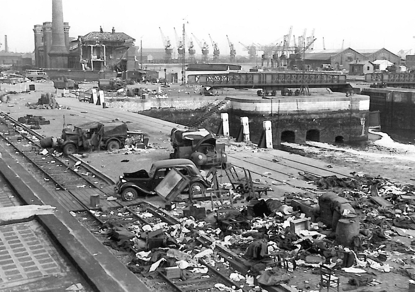 Photo en noir et blanc montrant la ville de Calais partiellement détruite après les combats de mai 1940