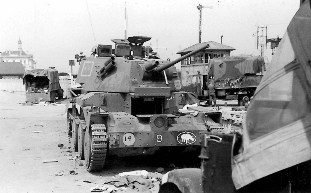 Photo d'archive en noir et blanc de véhicules militaires en mai 1940 présents à Calais Nord.