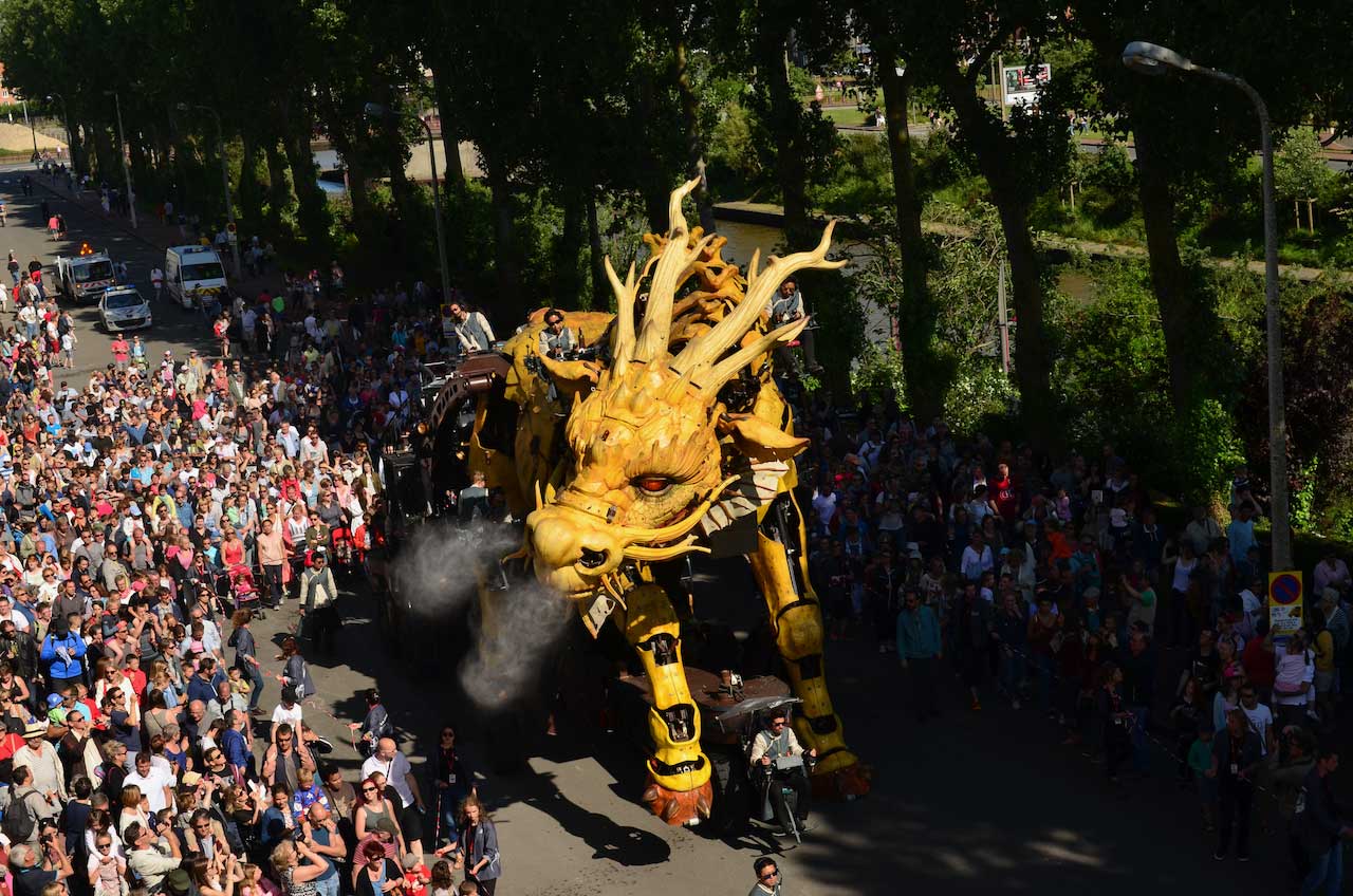 Long Ma, le cheval Dragon en arpentation le long des quais de Calais en 2016.