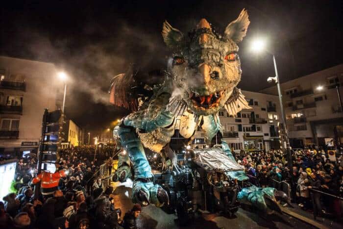 Le Dragon de Calais en plein opéra urbain dans les rues de Calais en 2019.