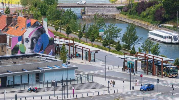 La Gare SNCF de Calais Ville, la Gare Routière du réseau Imag'in et l'œuvre de Street-At de KogaOne