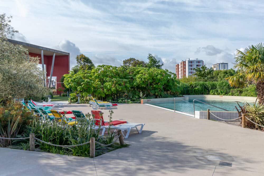 L'espace extérieur de la piscine Iceo à Calais avec ses transats et ses bains à ciel ouvert.