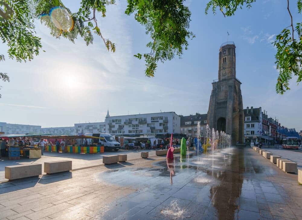 Fontaines de la place d’Armes à Calais, parfaites pour fuir la chaleur.
