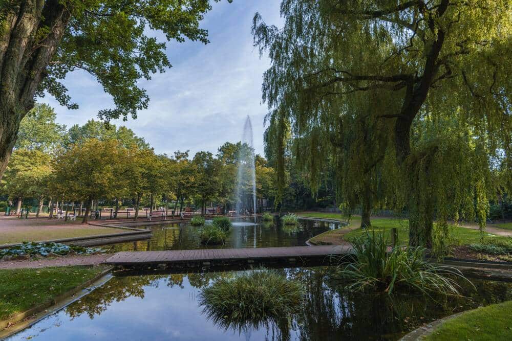 Les espaces arborées et frais du parc Richelieu et son bassin.