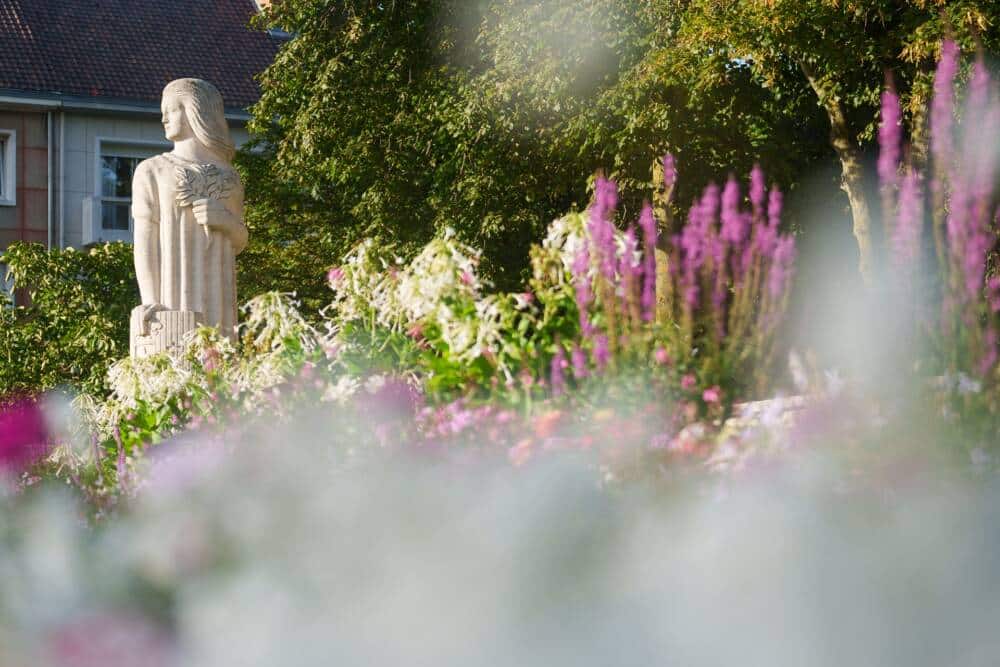 Les fleurs colorées entourant la statue du Parc Richelieu