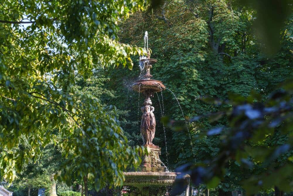Fontaine en bronze datée de 1863 dont la vasque est similaire à celle des jardins de Versailles, les Trois Grâces à Germain PILON.