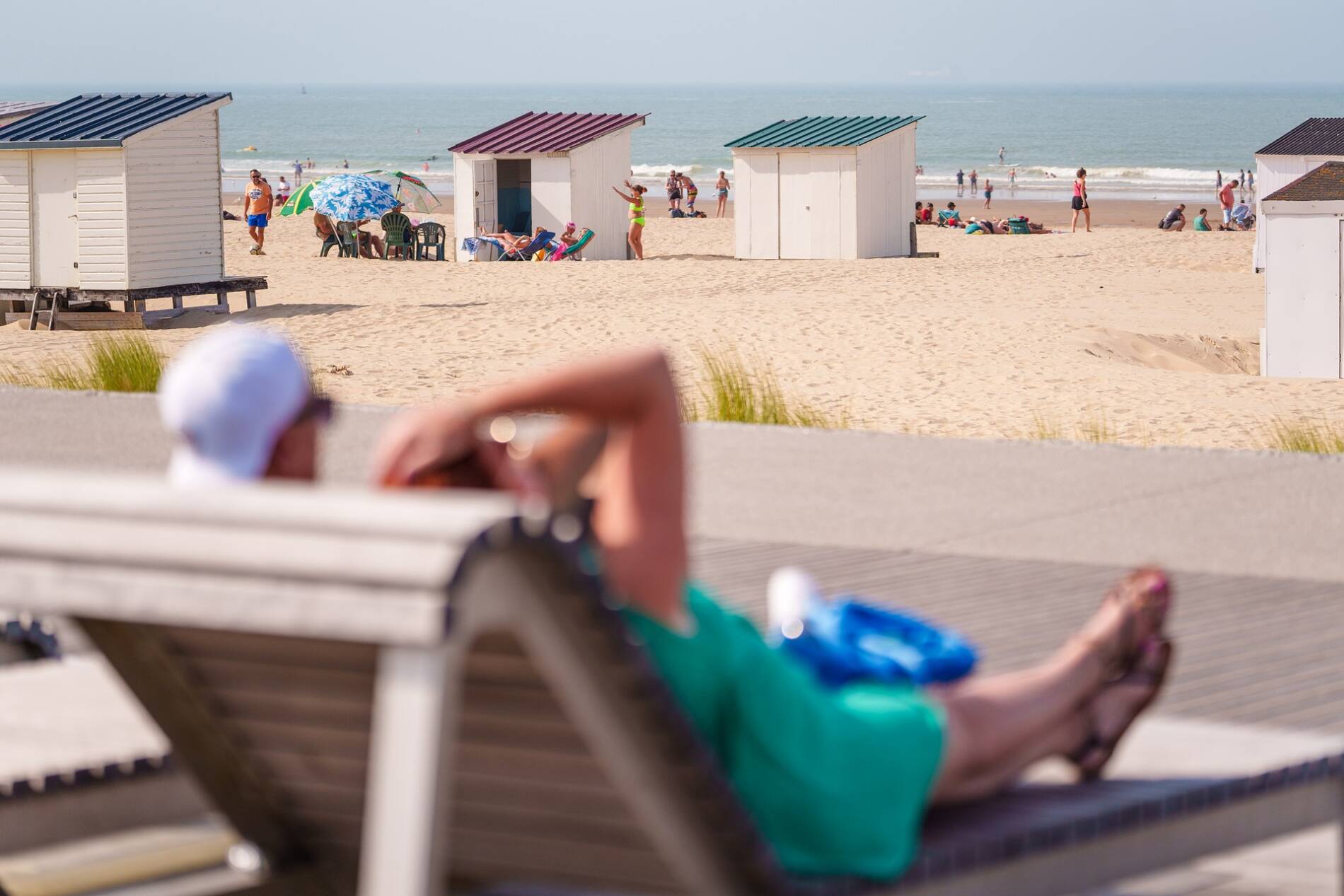 Baignade surveillée à la plage de Calais en été, spot idéal pour rester au frais.