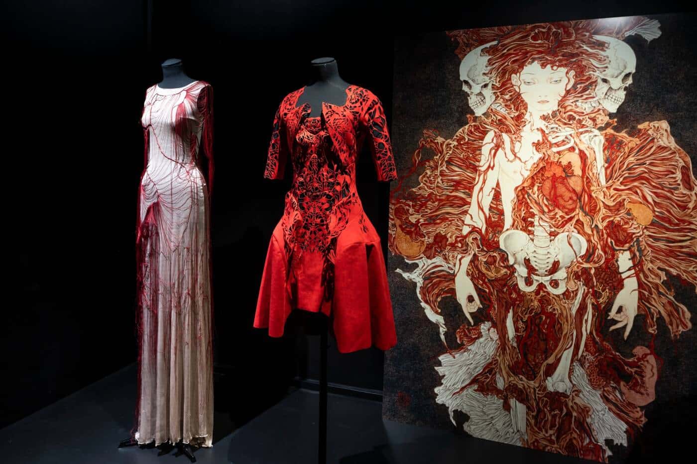 Robes de Yiqing Yin dans une scénographie de l'exposition d'Air et de Songes à la Cité de la Dentelle et de la Mode de Calais.