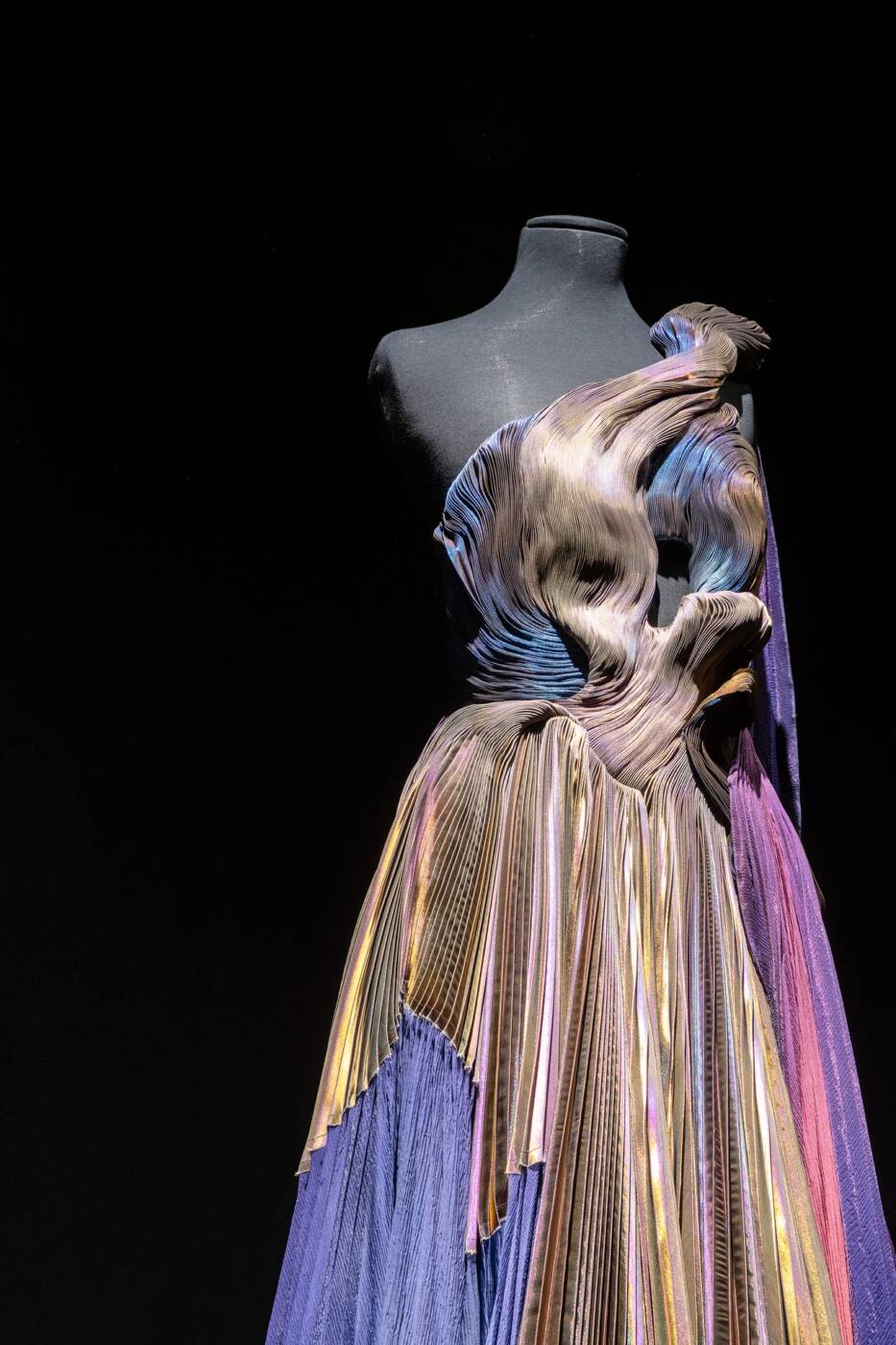 Détail sur l'une des robes plissées de Yiqing Yin à la Cité de la Dentelle et de la Mode.