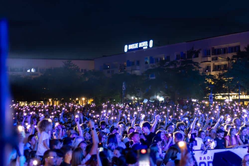 La Place d'Armes de Calais avec ses 20 000 spectateurs. En fond, la Tour du guet illuminée.