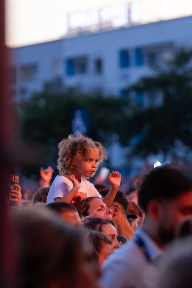 Enfant du public des concerts Place d'Armes lors du Grand Live Contact à Calais.