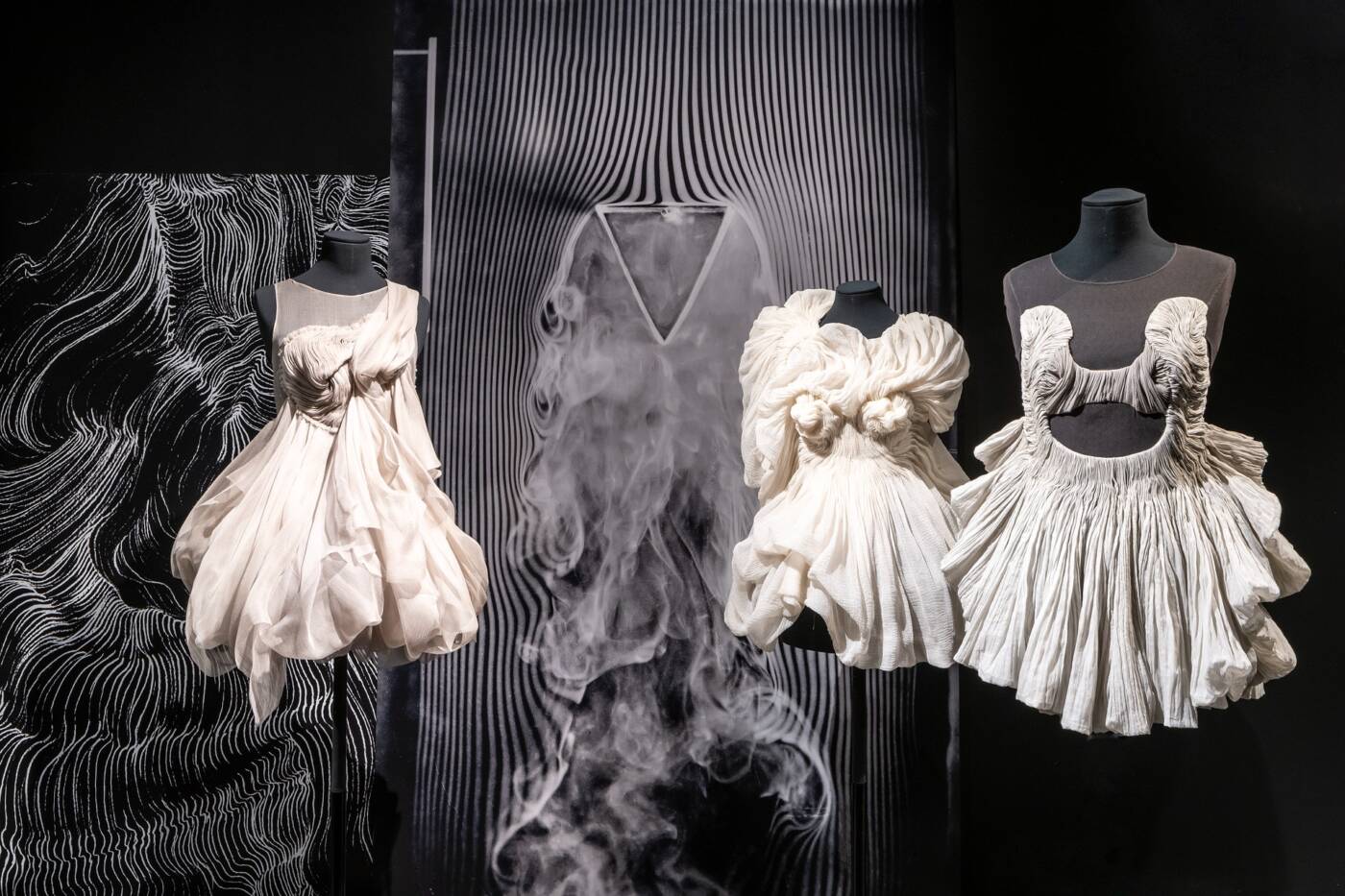 Ensemble de tenues de la créatrice Yiqing Yin exposées à la Cité de la Dentelle et de la Mode.