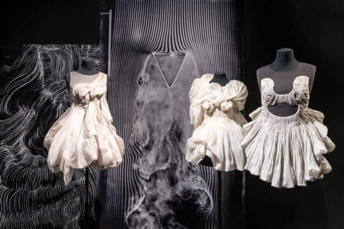 Ensemble de tenues de la créatrice Yiqing Yin exposées à la Cité de la Dentelle et de la Mode.