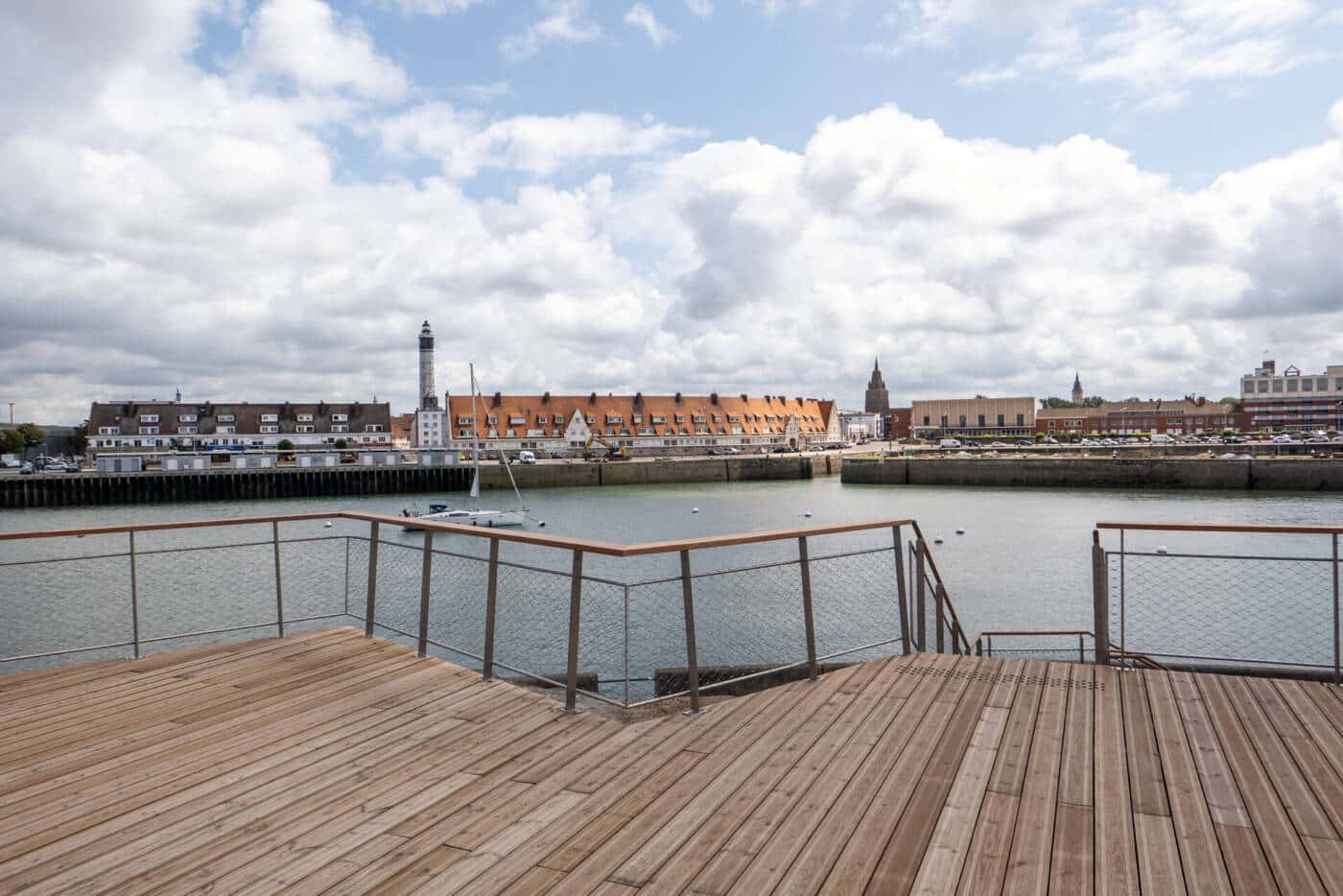 La vue imprenable du Fort Risban réaménagé sur le quartier des pêcheurs de Calais, avec le Phare, Notre Dame et au loin, l'Hôtel de ville et son beffroi.