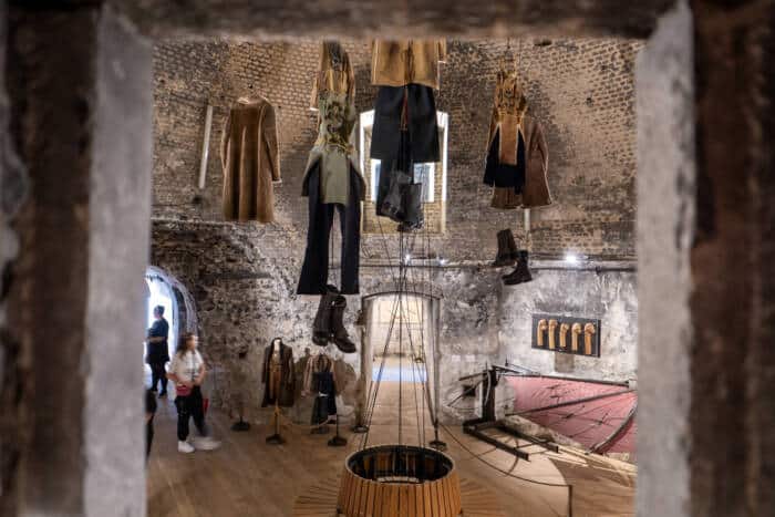 L'intérieur de la poudrière du Fort Risban où se trouve la 'salle des pendus', exposant les costumes du spectacle inaugural de l'arrivée du Dragon de Calais.