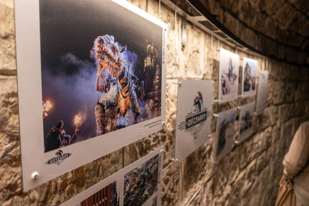 L'accrochage proposé dans le chemin circulaire de la poudrière du Fort Risban avec de nombreuses photos des étapes de construction du Dragon de Calais.