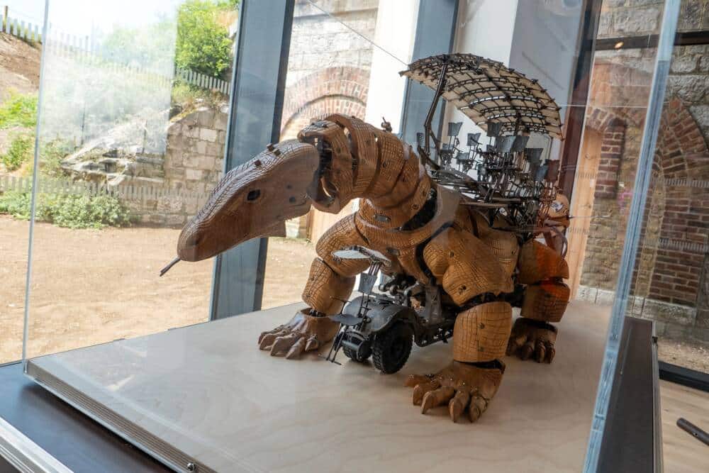 La Maquette articulée du Varan de Voyage, la future machine à arriver sur le territoire de Calais en Novembre 2025.