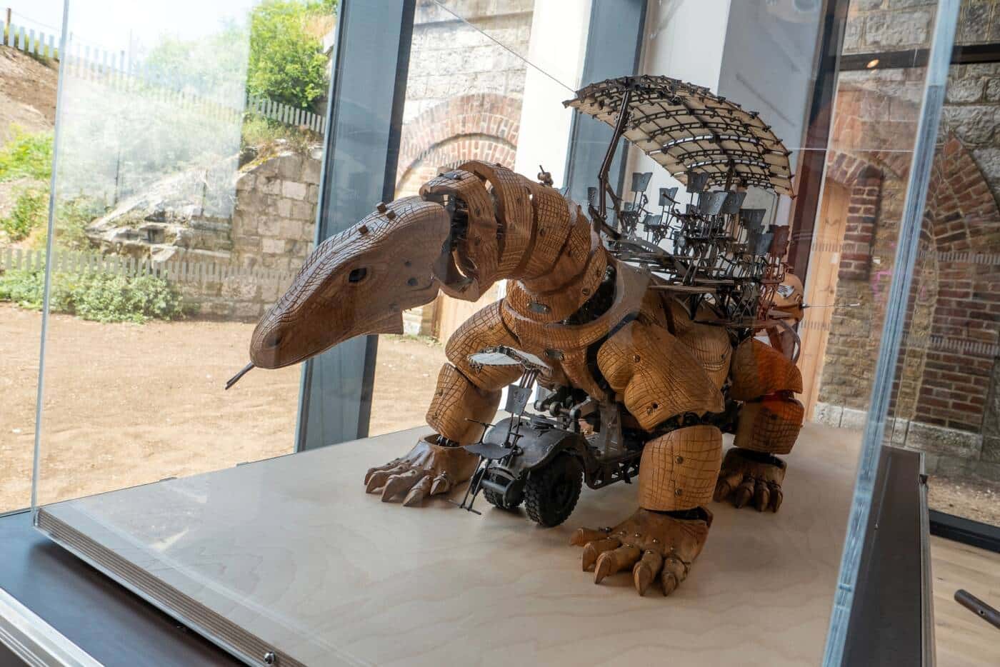 La Maquette articulée du Varan de Voyage, la future machine à arriver sur le territoire de Calais en Novembre 2025.