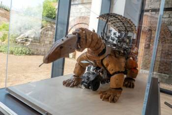 La Maquette articulée du Varan de Voyage, la future machine à arriver sur le territoire de Calais en Novembre 2025.