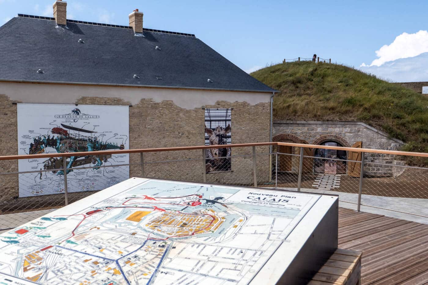 Le plan de Calais investi par les machines au premier plan, donne point de vue sur le Logis du Major et la poudrière du Fort